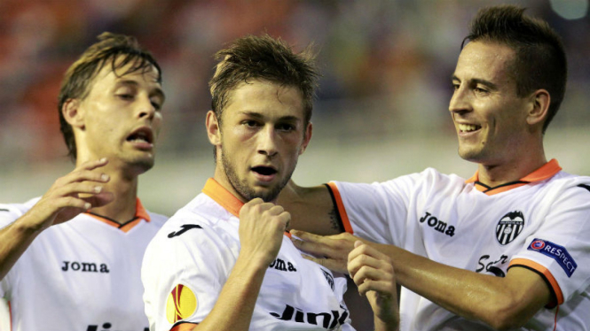 Para pemain Valencia merayakan gol