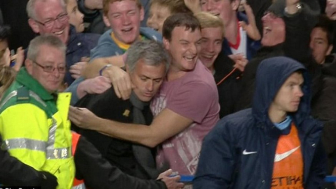Jose Mourinho dipeluk dan dicium suporter pria Chelsea