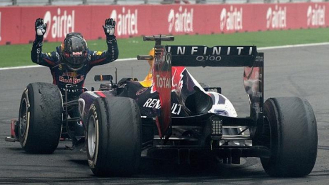 Pembalap Red Bull, Sebastian Vettel, menyembah mobil RB9 miliknya