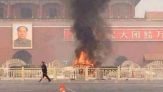 JIP menabrak kerumunan orang di Lapangan Tiananmen, China