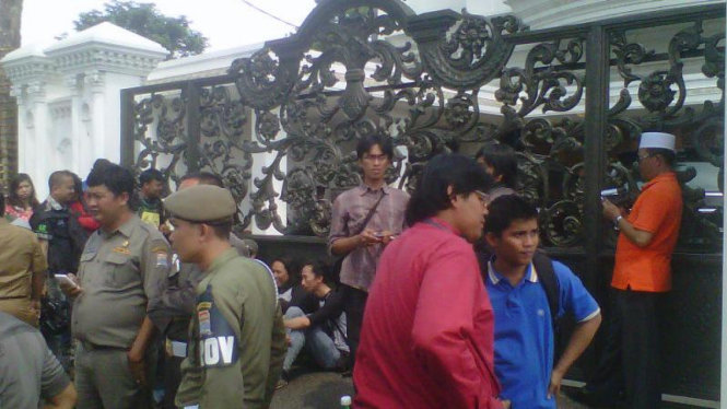 Wartawan di depan rumah Walikota Palembang, Romi Herton