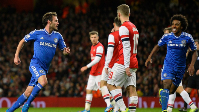 Juan Mata (kiri) dan Willian merayakan gol Chelsea ke gawang Arsenal