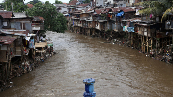 Bangunan ilegal di bantaran kali tetap dibongkar untuk melanjutkan program normalisasi sungai di Jakarta. 