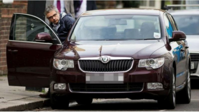 Rowan Atkinson mengendarai Skoda Superb