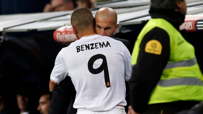 Karim Benzema memeluk Zinedine Zidane.
