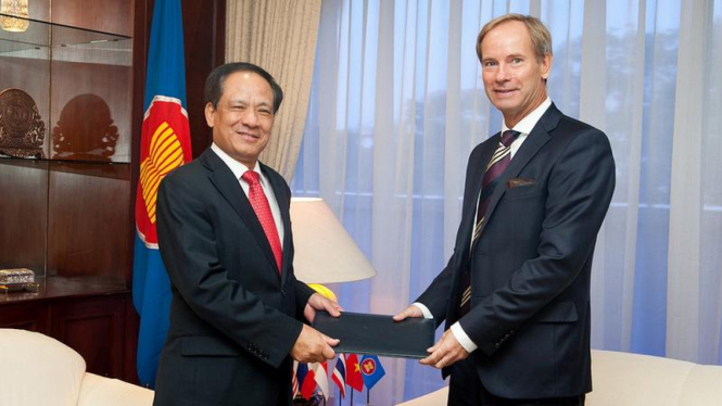 Dubes Uni Eropa Olof Skoog bersama Sekjen ASEAN Le Luong Minh 