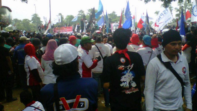 Buruh memblokir Jalan Ahmad Yani, Kota Bekasi.