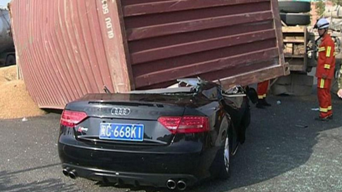 Mobil Audi tertimpa kontainer di  China
