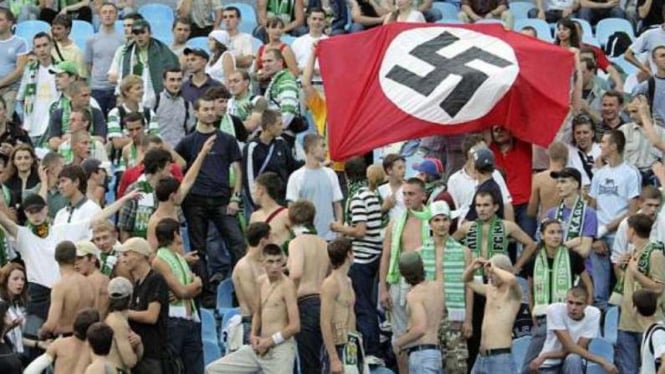 Suporter Rusia kibarkan bendera Nazi
