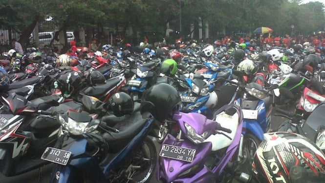 Motor buruh parkir di depan Balai Kota Jakarta