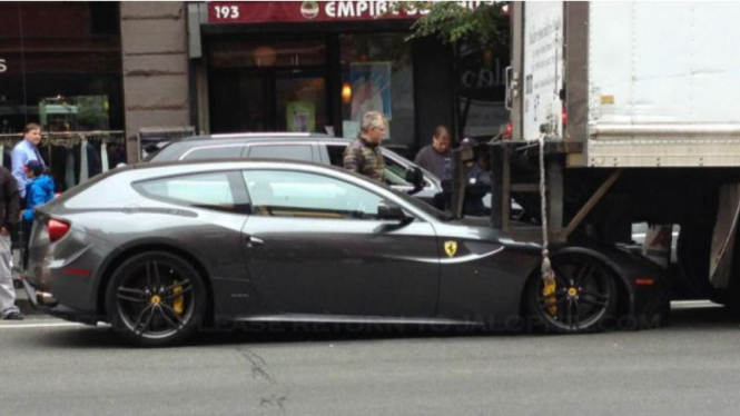 Ferrari FF kecelakaan di Manhattan, New York