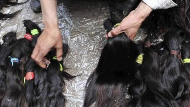 Seorang pedagang jual potongan rambut manusia 