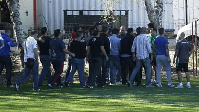 Sekelompok Ultras menginvasi lapangan latihan Real Betis
