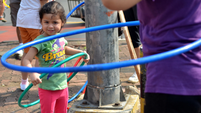 Bermain Hula Hoop di Bundaran HI