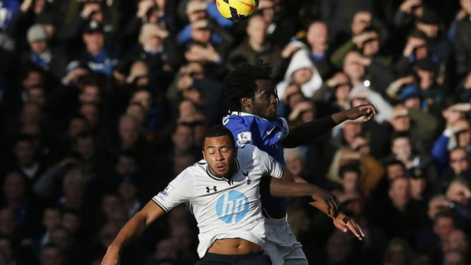 Pemain Everton dan Tottenham Hotspur berebut bola