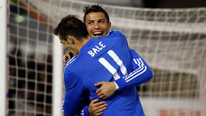 Cristiano Ronaldo memeluk Gareth Bale