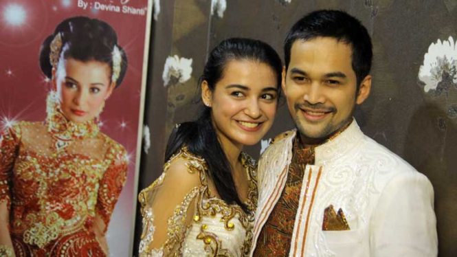 Teuku Wisnu dan Shireen Sungkar Fitting Baju Pernikahan