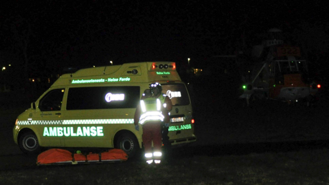 Ambulans dan helikopter di dekat lokasi pembajakan bus Norwegia