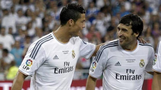 Raul Gonzales (kanan) bersama pemain Real Madrid, Cristiano Ronaldo