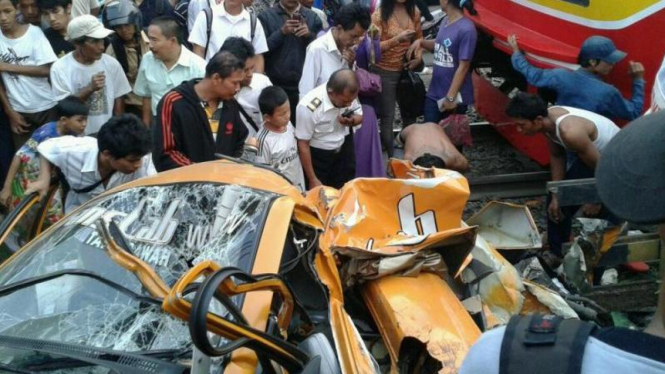 Taksi hancur setelah ditabrak kereta api