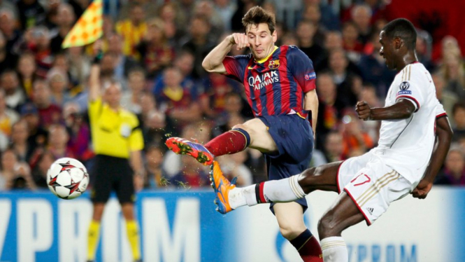 Lionel Messi dihadang Christian Zapata