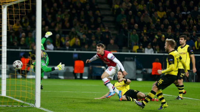 Gelandang Arsenal, Aaron Ramsey, membobol gawang Dortmund