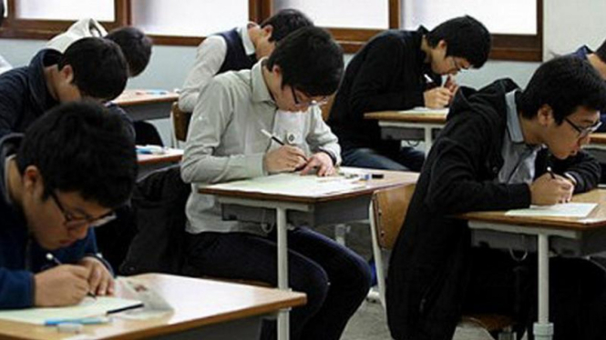 Para murid SMA di Gwangju Korea Selatan Korsel menjalani ujian