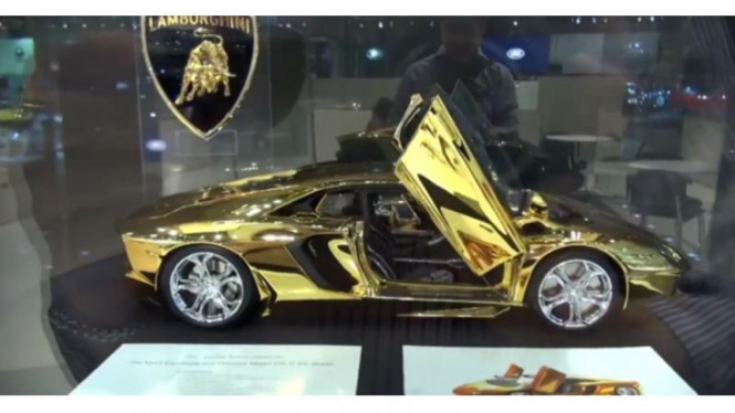 Mobil-mobilan Lamborghini Aventador lapis emas