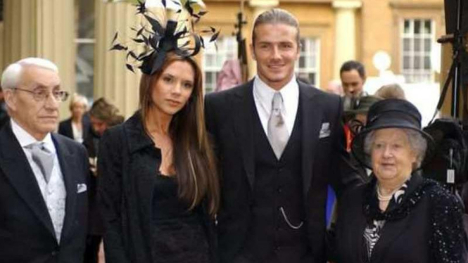Beckham, Istri dan Peggy West (paling kanan)