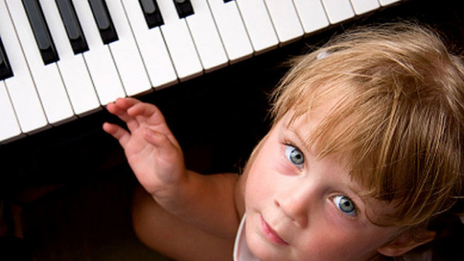 Ilustrasi anak bermain alat musik piano
