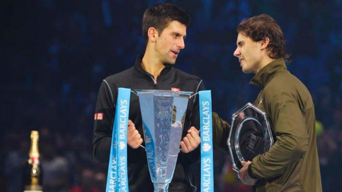 Novak Djokovic (kiri) dan Rafael Nadal usai final ATP World Tour Final 2013