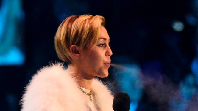 Miley Cyrus Isap Ganja