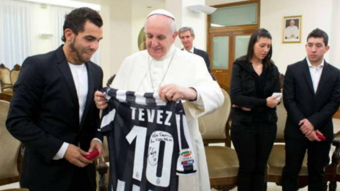 Carlos Tevez dan Paus Francis (kanan)