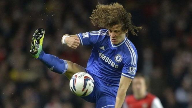 Pemain Chelsea, David Luiz (biru)