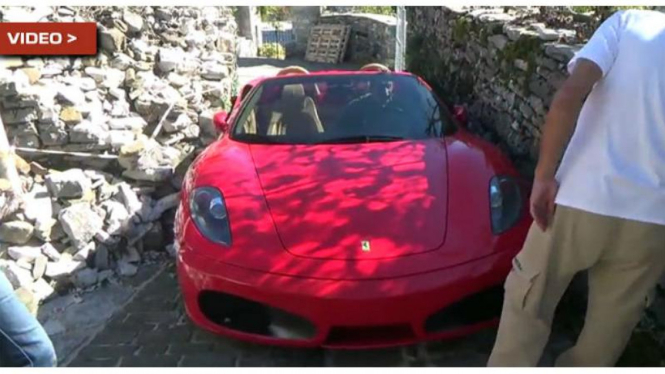 Ferrari F430 Spider kesulitan berjalan saat berada di jalan sempit