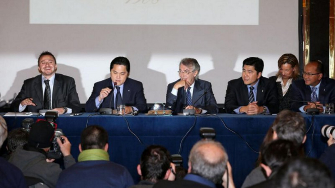 Erick Thohir (kedua dari kiri) memimpin rapat dewan direksi Inter Milan