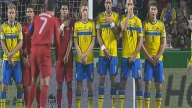 Zlatan Ibrahimovic (kedua dari kanan) menutup hidung 