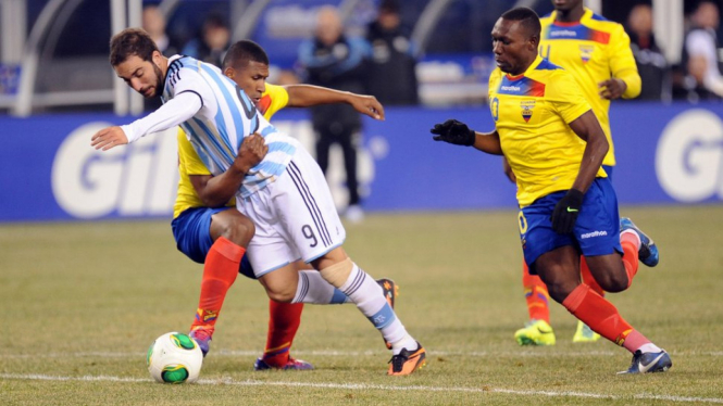 Striker Argentina, Gonzalo Higuain, saat melawan Ekuador