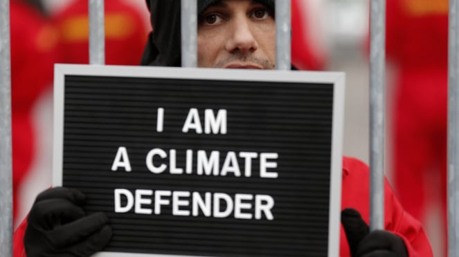 Aktivis Greenpeace Lakukan Aksi Unjuk Rasa di Paris