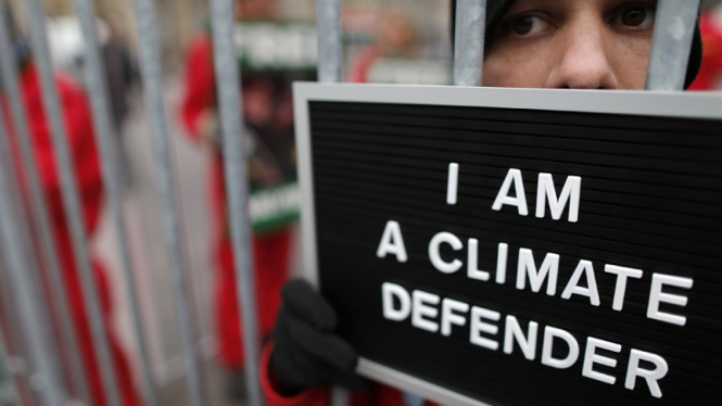 Aktivis Greenpeace Lakukan Aksi Unjuk Rasa di Paris