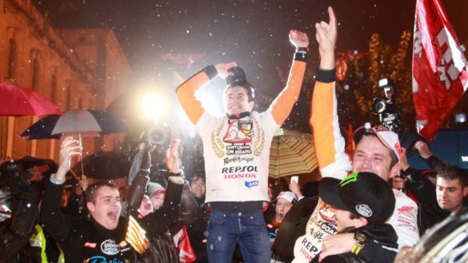 Marc Marquez (tengah) merayakan gelar juara dunia MotoGP 2013