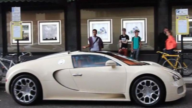 Bugatti Veyron diparkir paralel di jalanan London, Inggris