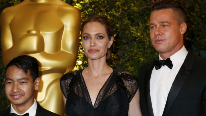 Angelina Jolie dan Brad Pitt bersama Maddox