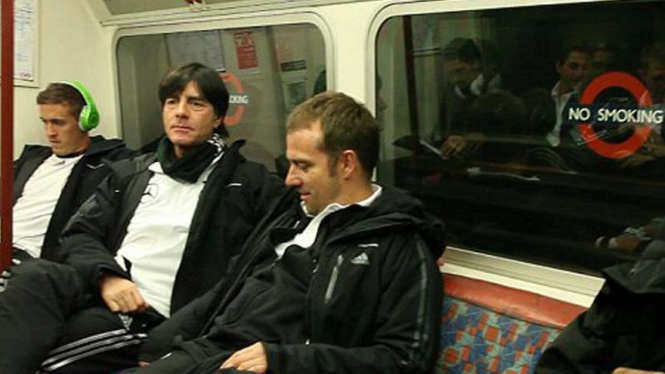 Pelatih Timnas Jerman, Joachim Loew (tengah) di Commuter Line menuju Wembley