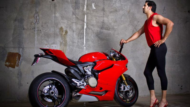 Model pria bergaya di samping motor Ducati