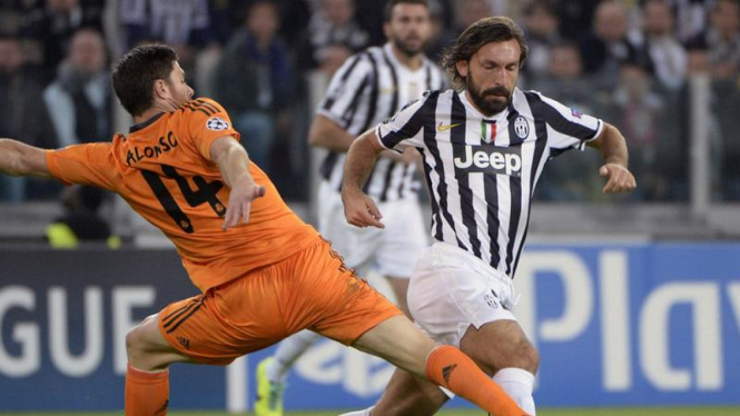 Pemain Juventus, Andrea Pirlo, dan pemain Real Madrid, Xabi Alonso