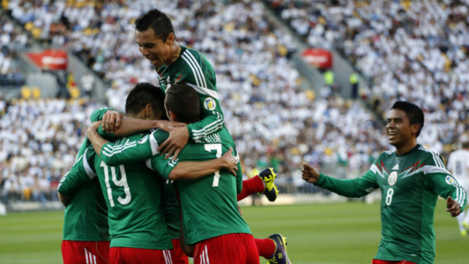 Para pemain Meksiko merayakan gol