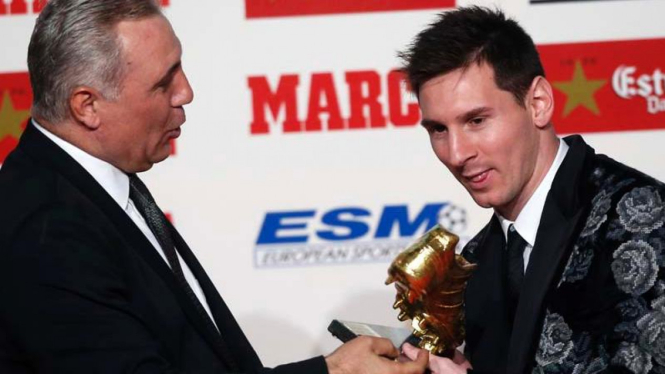 Hristo Stoichkov ketika memberikan sepatu emas kepada Lionel Messi