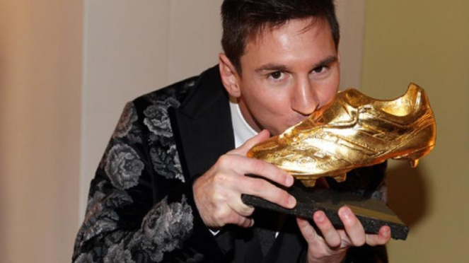 Pemain Argentina, Lionel Messi, usai mendapat Sepatu Emas 2012-13