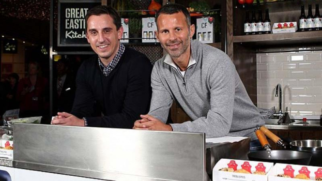 Gary Neville dan Ryan Giggs bisnis bareng buka restoran Cafe Football
